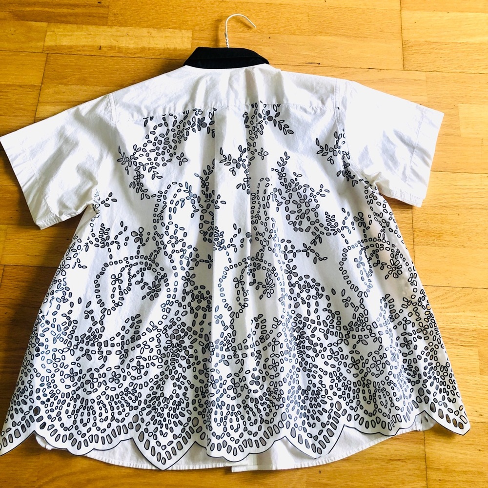 SACAI laser cut cotton short sleeve blouse, black collar and detailing (sze 2/M)